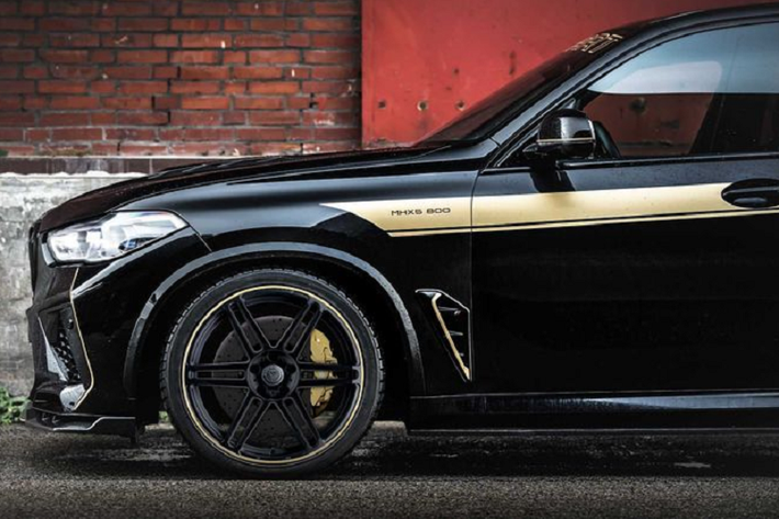 Để vẻ ngoài của BMW X5 M phù hợp với sức mạnh mới, Manhart đã thực hiện một số sửa đổi ở thân xe, nổi bật là phần đầu xe hầm hố với các hốc gió cắt xẻ táo bạo, hệ thống treo thấp hơn 30 mm và bộ mâm 22 inch đồ sộ bọc trong lốp 295/30.