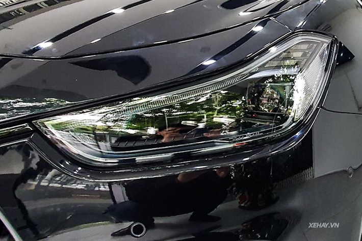 Huy hiệu đặc biệt này được đặt ngay chính giữa bảng điều khiển trung tâm ốp sợi Carbon Twill High Gloss.