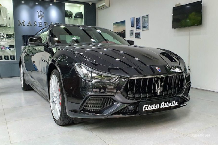 Phiên bản đặc biệt Maserati Ghibli Ribelle mới được gắn logo “One of 30” chỉ có 30 chiếc được sản xuất dành riêng cho thị trường Châu Á. Xe có nước sơn ngoại thất màu đen ánh kim với tên gọi “Nero Ribelle” cùng gói trang bị Nerissimo và bộ mâm hợp kim GTS 20 inch ánh bạc.