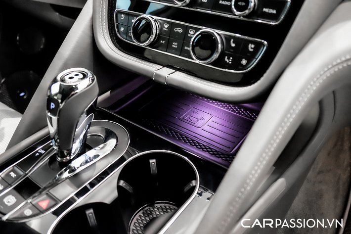 Khu vực cản sau cũng nhận được một số sự thay đổi, xe được thừa hưởng cụm đèn hậu bắt mắt từ mẫu coupe Bentley Continental GT. Logo và tên của thương hiệu xe sang Anh Quốc được đặt ở vị trí trung tâm. Cụm ống xả cũng được làm mới so với Bentayga V8 thế hệ trước, chụp xả kép được chia làm đôi - một điểm đặc trưng trên các phiên bản V8 của nhà Bentley. Khoang hành lí phía sau được đánh giá có thể tích lớn, tích hợp nút bấm nâng hạ gầm giúp cho việc di chuyển những món đồ nặng lên xe trở nên dễ dàng hơn.