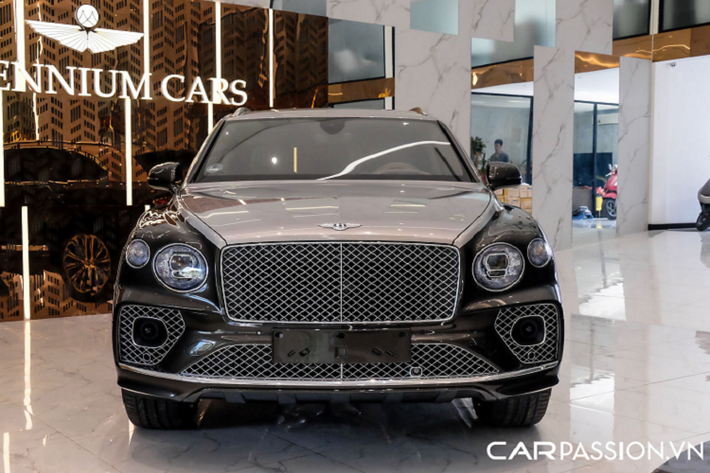 SUV siêu sang Bentley Bentayga V8 First Edition được trang bị khối động cơ V8 tăng áp kép, có dung tích 4.0 lít, sản sinh công suất tối đa 542 mã lực và mô men xoắn cực đại đạt mức 770 Nm.