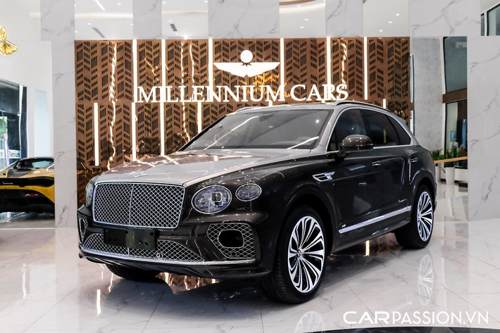 Đáng chú ý, Bentley Bentayga First Edition 2021 mới đây đã về Việt Nam theo dạng nhập khẩu tư nhân, sở hữu lớp sơn ngoại thất đầy ấn tượng. Toàn bộ phần thân dưới của mẫu SUV siêu sang được sơn tông màu xám lông chuột có thiên hướng ít nổi bật hơn, trong khi đó phía trên được phủ một lớp sơn màu bạc tạo hiệu ứng tương phản cho phần thân xe.
