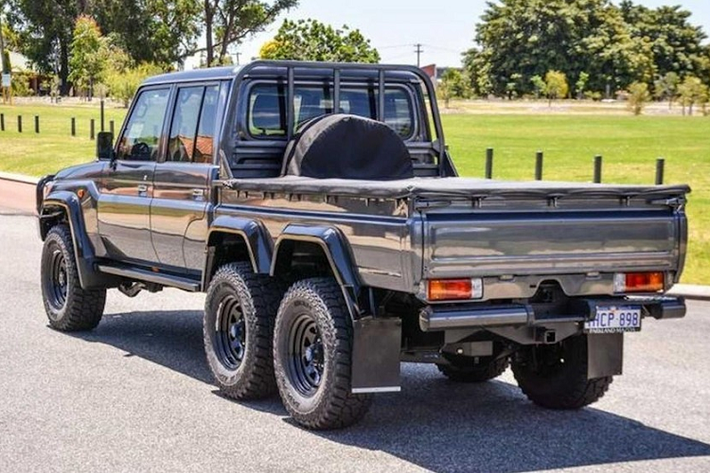 Với chỉ 19.654 km trên đồng hồ công tơ mét, giá xe Toyota Land Cruiser GLX 6x6 được chào bán mức 192.888 AUD (khoảng 3,39 tỷ đồng), chưa bao gồm các phụ phí khác.