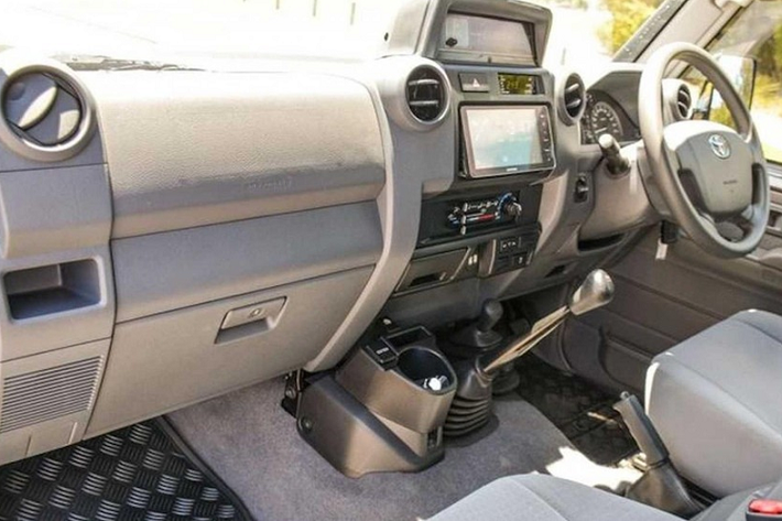 Không chỉ nâng cấp khung gầm và bổ sung thêm một trục bánh, chiếc xe còn nhận được nhiều phụ tùng JMACX khác bao gồm bộ bu lông 6x6, bộ trục nổi, bộ vi sai ASSY với ổ khóa, trục kích nâng, vỏ bộ vi sai phía sau, và bộ liên kết và thanh chống lắc phía sau có thể điều chỉnh.