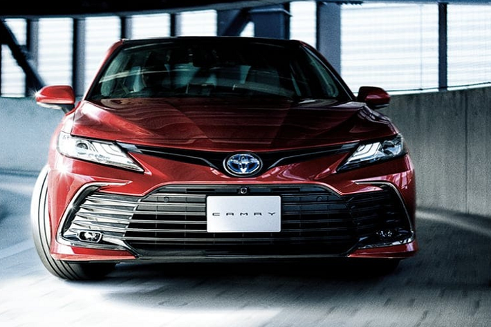 Toyota trang bị cho Camry đời 2021 bộ mâm hợp kim 18 inch 2 tone màu. Đèn hậu của Camry 2021 được sơn tối màu. Trên bản Sport, cả đèn trước và sau đều sơn tối màu. Ở phiên bản facelift, Camry tại Nhật được bổ sung màu vàng ánh kim bên cạnh 5 màu cơ bản và kiểu phối 2 tone màu (trên bản Sport).