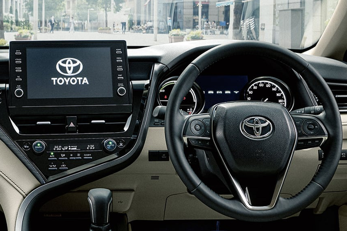 Không có thay đổi về động cơ. Toyota Camry đời 2021 tại Nhật Bản vẫn sử dụng động cơ hybrid gồm động cơ 2.5L 4 xy-lanh (176 mã lực/221 Nm) và mô-tơ điện (118 mã lực/202 Nm). Tổng công suất của hệ thống động cơ này là 211 mã lực với mức tiêu hao nhiên liệu 4,11 lít/100 km.