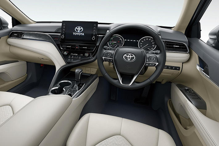 Ở bên trong, thay đổi lớn nhất là màn hình thông tin giải trí cảm ứng được nâng từ 8 inch lên 9 inch và được đặt nổi trên bảng táp-lô. Ngoài ra, Toyota cũng cung cấp các tùy chọn trang trí cho bảng điều khiển của Camry đời 2021. 