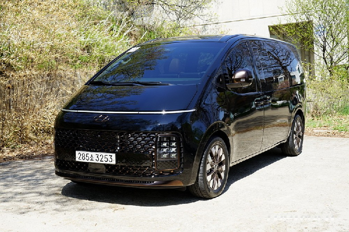 Thuộc phân khúc MPV cỡ lớn, Hyundai Staria hoàn toàn mới có chiều dài 5.255 mm, chiều rộng 1.995 mm, chiều cao 1.990 mm và chiều dài cơ sở 3.275 mm. So với đàn anh Hyundai Starex, mẫu xe này dài hơn 105 mm, rộng hơn 75 mm, cao hơn 65 mm và chiều dài cơ sở tăng 75 mm