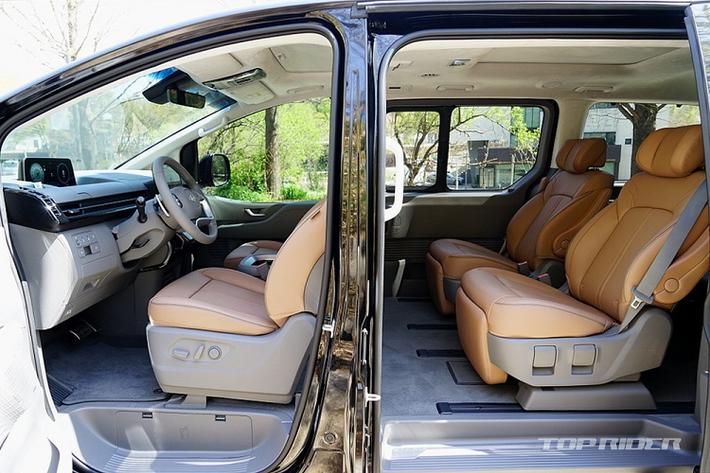Với kích thước trên, Staria mới cho phép hãng Hyundai trang bị nhiều cấu hình ghế bên trong xe. Theo đó, Hyundai Staria 2021 bản Tourer có 2 cấu hình nội thất là 9 chỗ và 11 chỗ. Bản Cargo vốn là xe van nên có 2 cấu hình ghế 3 chỗ và 5 chỗ. Riêng bản Lounge có 2 cấu hình ghế là 7 chỗ và 9 chỗ đồng thời nhắm đến việc cạnh tranh với Kia Sedona 2021. Chiếc xe trong những hình ảnh này thuộc phiên bản Lounge AWD 7 chỗ.