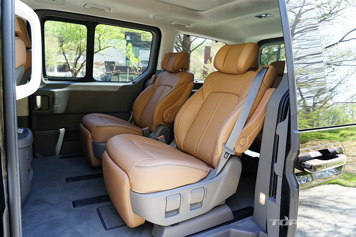 Trên đầu xe, mẫu MPV mới này được trang bị lưới tản nhiệt cỡ lớn với mắt lưới hình tổ ong giống Hyundai Santa Fe 2021. Cụm đèn pha được thiết kế hình chữ nhật với 8 bóng chia thành 2 hàng nằm dọc. Chưa hết, Staria còn có dải đèn LED định vị ban ngày kéo dài đến hết chiều rộng của nắp ca-pô và nằm ngay bên trên logo của hãng Hyundai.