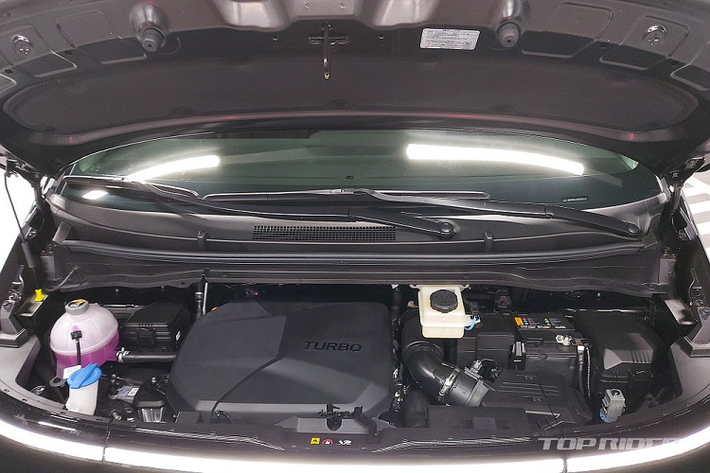 Chưa hết, chiếc Hyundai Staria Lounge AWD 7 chỗ này còn có những điểm nhấn ngoại thất màu đồng ở cản trước, lưới tản nhiệt, viền đèn pha, vành la-zăng, logo trên nắp ca-pô và cửa cốp sau cũng như tem chữ nổi "Staria".