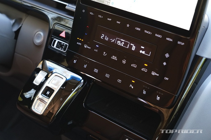 Bên sườn, Hyundai Staria 2021 được trang bị cửa sổ cỡ lớn mở rộng, cùng đường chân kính hạ thấp hơn bình thường, mang đến cảm giác cao cấp và rộng rãi cho nội thất trong xe. Thêm vào đó là cửa trượt chỉnh điện đặc trưng của xe MPV.