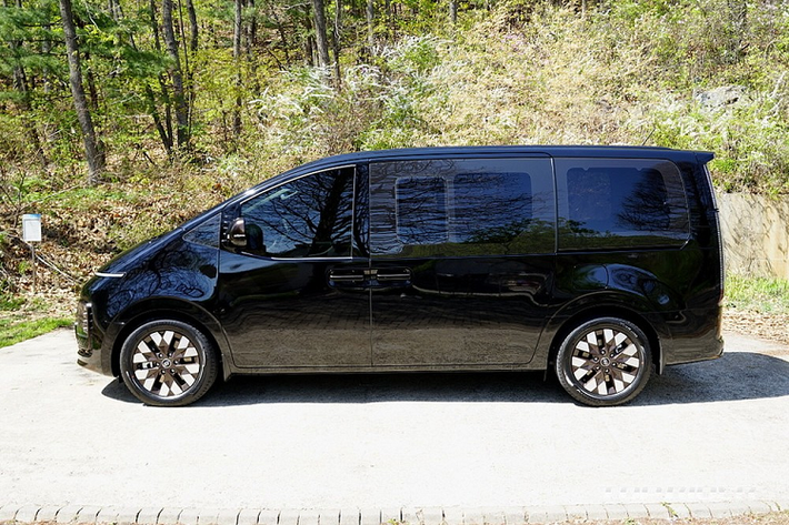 Cách đây không lâu, hãng Hyundai đã chính thức giới thiệu mẫu MPV cỡ lớn Staria hoàn toàn mới tại thị trường Hàn Quốc. Chẳng bao lâu sau đó, hãng Hyundai đã cho giới báo chí tại Hàn Quốc mượn mẫu xe này để lái thử. Nhờ đó, chúng ta có thể ngắm những hình ảnh ngoài đời thực của mẫu xe MPV Hyundai Staria 2021 mới thay thế Hyundai Starex này.