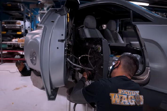 Trước sự tò mò của cư dân mạng, West Coast Customs đã quyết định hé lộ quá trình để xây dựng chiếc Rolls-Royce Wraith của Justin Bieber. Theo đó, bản độ được lấy cảm hứng từ mẫu xe điện concept Rolls-Royce 103EX mà hãng giới thiệu vào năm 2016. Vì quá mê thiết kế của 103EX nên Justin Bieber đã nhờ tới West Coast Customs.