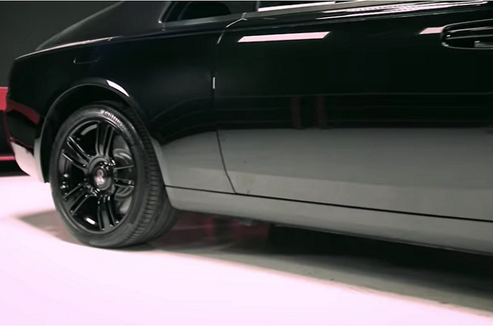 Sau đó, các chuyên gia về thân xe của West Coast Customs hoàn thiện hình dáng cho chiếc xe rồi đưa vào phòng sơn, cụ thể chiếc Wraith độc đáo được sơn bạc bóng kết hợp xám mờ.