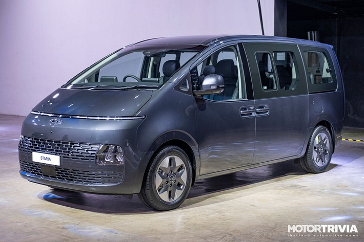 Một điểm nhấn nữa của Hyundai Staria 2021 chính là dải đèn LED định vị ban ngày (DRL). Chẳng những được tách riêng khỏi đèn pha chính, dải đèn DRL này còn có thiết kế thanh mảnh và kéo dài hết bề ngang của đầu xe.