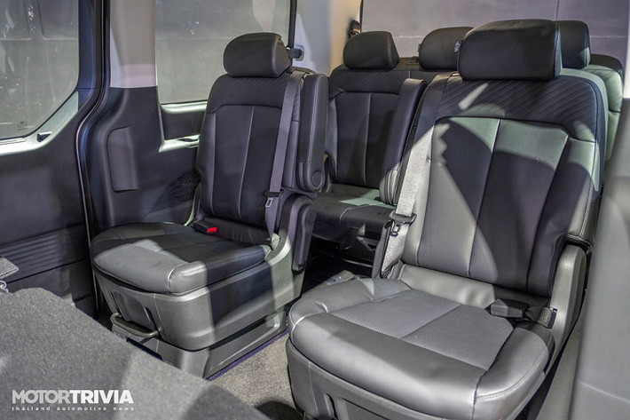 Trong khi đó, ở phía sau, Hyundai Staria 2021 đi kèm cụm đèn hậu nằm dọc cỡ lớn với thiết kế điểm ảnh Parametric Pixel độc đáo, cản sau thấp, cánh gió mui tích hợp đèn phanh trên cao và cửa cốp chỉnh điện.