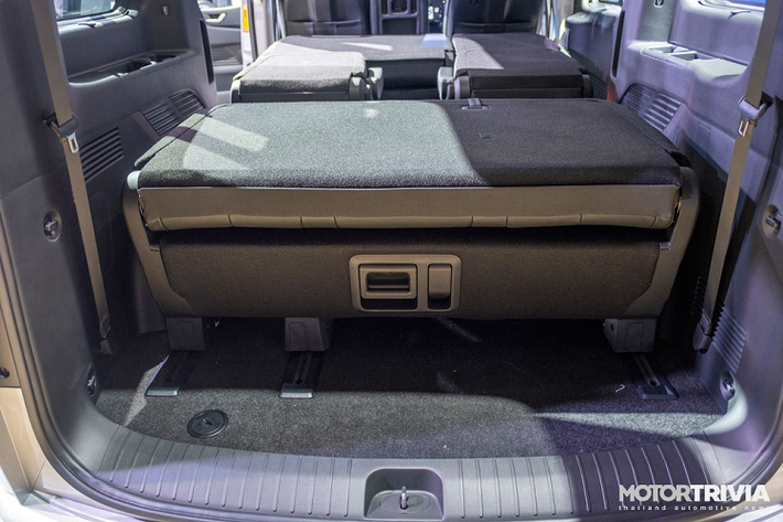 Hiện xe bán ra tại thị trường Thái Lan chỉ có 2 bản trang bị là S và SEL. Giá Hyundai Staria 2021 tương ứng cho 2 bản trang bị này lần lượt là 1,729 triệu Baht (khoảng 1,21 tỷ đồng) và 1,999 triệu Baht (1,41 tỷ đồng).