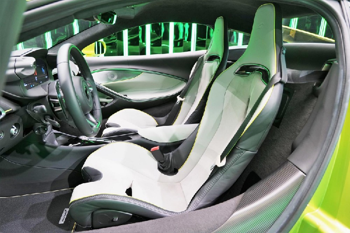 3 sản phẩm nằm trong danh mục Supercars của McLaren đã có hơn 17 xe được mang về nước, trong đó, có đến tận 4 chiếc siêu xe giới hạn 765LT xuất hiện. Được biết, giá xe McLaren Artura chính hãng tại Hồng Kông là 3,95 triệu HKD (tương đương 11,6 tỷ đồng). Trước đó, siêu xe McLaren Artura đã ra mắt tại Đài Loan và được chào bán với mức giá 12,8 triệu TWD, tương đương 10,5 tỷ đồng. Còn các nhà giàu Mỹ chỉ phải bỏ ra số tiền trên 5,2 tỷ đồng để sở hữu siêu xe McLaren Artura.