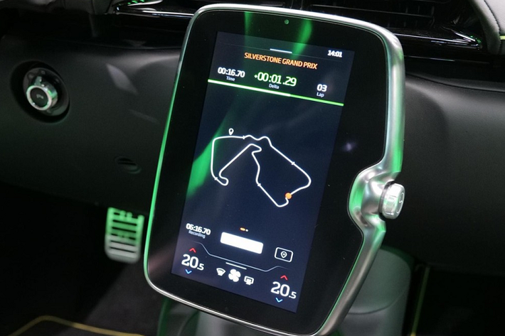 Khác với các phiên bản siêu xe McLaren 720S, Senna hay gần nhất là McLaren 765LT về Việt Nam được trang bị động cơ xăng V8, siêu xe McLaren Artura sử dụng hệ truyền động plug-in hybrid, lai giữa động cơ xăng và điện.