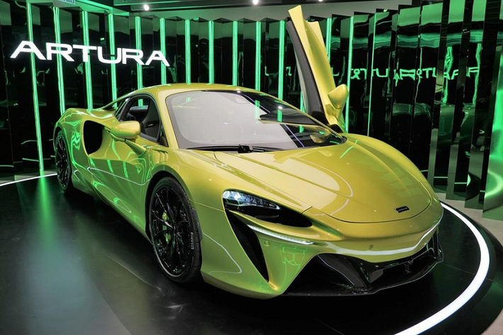 Tuy nhiên, chắc có lẽ sẽ mất nhiều thời gian để chiếc Artura đầu tiên về nước. Hiện tại, hãng siêu xe Anh quốc đang chạy chương trình quảng cáo cho siêu xe McLaren Artura với nhiều điểm đến trên thế giới đã được liệt kê nhưng chắc chắn sẽ không có Việt Nam vì chưa có đại lý McLaren nào được mở ra ở đây.