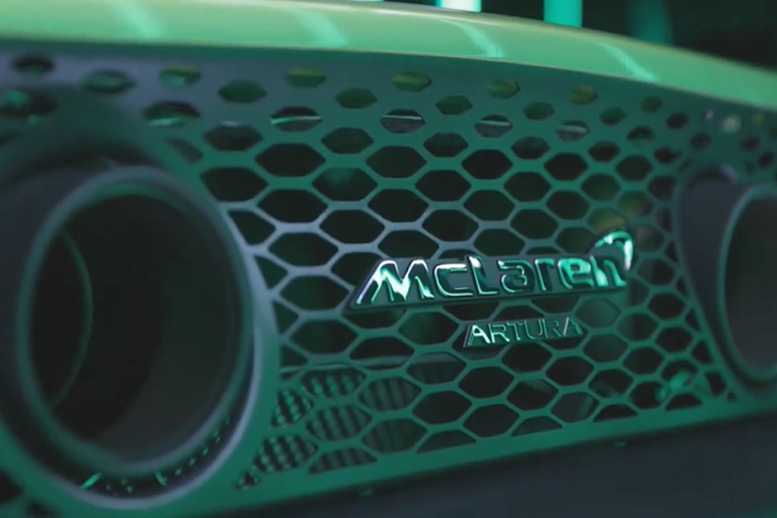 Cụ thể, khối động cơ xăng V6, dung tích 3.0 lít, tăng áp kép trên siêu xe McLaren Artura sẽ sản sinh ra công suất 577 mã lực. Ngoài ra, xe còn có thêm 94 mã lực đến từ động cơ điện. Nhờ vậy, tổng công suất trên siêu xe McLaren Artura khi kết hợp động cơ xăng và điện là 671 mã lực.