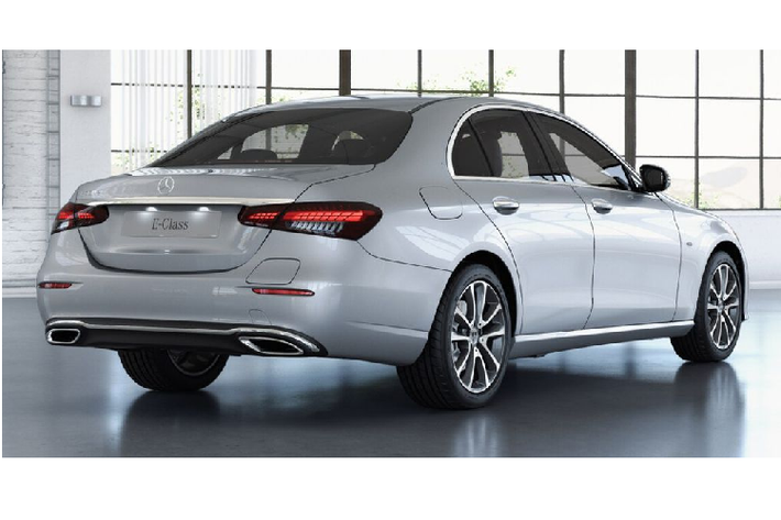 Trên phiên bản E 300 e Avantgarde và E 300 e AMG Dynamic, xe sử dụng động cơ xăng I4 2.0l tăng áp kết hợp mô-tơ điện, sản sinh tổng công suất 316 mã lực và 700 Nm mô-men xoắn. Theo nhà sản xuất, cả 2 phiên bản E 300 e Avantgarde và E 300 e AMG Dynamic đều có thời gian tăng tốc ở mức 5,7 giây từ 0 - 100 km/h và tốc độ tối đa 250 km/h.