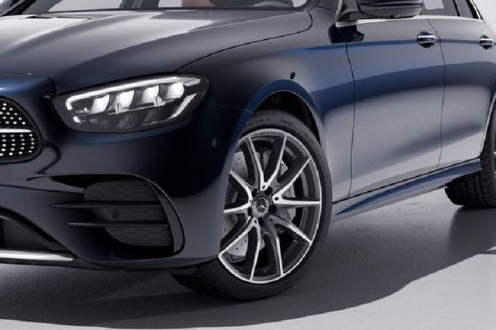 Đối với phiên bản E 220 d AMG Sport, xe được trang bị tiêu chuẩn hệ thống đèn pha LED hiệu suất cao, mâm xe 19 inch 5 chấu AMG, ghế bọc da Artico cao cấp và vô-lăng bọc da Nappa đi kèm đèn viền nội thất.