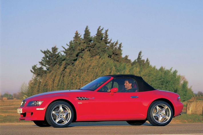 Là đối thủ của Mazda MX-5, BMW Z3 từng có giai đoạn thành công trong những năm cuối thế kỷ 20. Được phát triển bởi nhà thiết kế người Nhật Bản tên Joji Nagashima, Z3 bán được 15.000 chiếc ngay trong năm đầu tiên ra mắt dù vấp phải nhiều nghi ngại về kích thước nhỏ gọn cùng động cơ I4 1.9L có thông số hạn chế. Sau đó, BMW cập nhật những tùy chọn động cơ hấp dẫn hơn cho Z3 trước khi chiếc roadster này được thay thế bởi Z4 vào năm 2002.