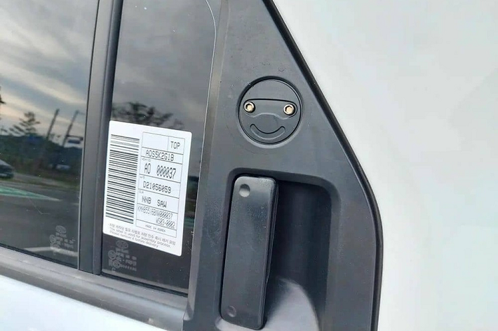 Tiếp đến là gầm khá cao, baga nóc và tay nắm cửa sau được đặt trên cột C. Vòng ra phía sau, chúng ta còn thấy cửa cốp rộng, đèn hậu với tạo hình dạng hình học giống lưới tản nhiệt và đèn báo rẽ hình tròn khá lớn trên cản va.