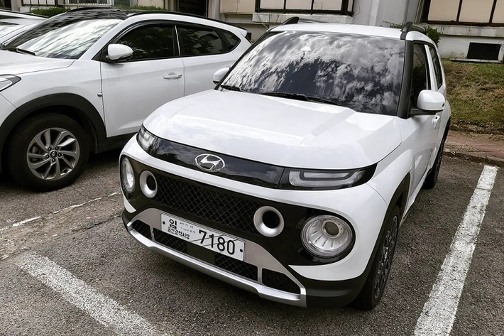 Tại thị trường Hàn Quốc, xe được chia thành 6 bản trang bị. Đầu tiên là 3 bản Smart, Modern và Inspiration dùng động cơ hút khí tự nhiên. Mức giá xe Hyundai Casper 2022 dao động từ 13,85 - 18,7 triệu Won (khoảng 269 - 363 triệu đồng). Trong khi đó, giá bán của 3 bản Active dùng động cơ tăng áp sẽ dao động từ 14,8 - 19,6 triệu Won (288 - 381 triệu đồng).