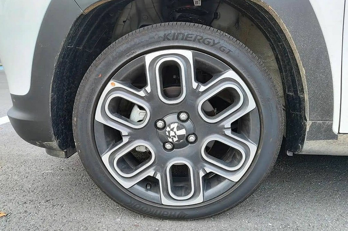 Không chỉ nhỏ bé, Hyundai Casper 2022 còn có thiết kế ngoại thất khá xinh xắn. Ở đầu xe, mẫu SUV hạng A được trang bị lưới tản nhiệt hình học sơn màu bạc, đèn báo rẽ nằm bên trên đèn pha, đèn pha nằm trong hốc hình tròn, được bao quanh bằng dải đèn LED định vị ban ngày và tấm ốp gầm giả màu bạc khá rộng.