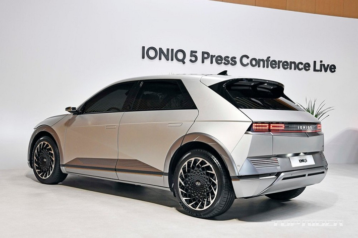 Tuy nhiên, nếu được áp dụng ưu đãi thuế và trợ giá cho xe điện, mẫu crossover cỡ trung này sẽ rẻ hơn đáng kể, chỉ còn 30 triệu Won (613,5 triệu đồng).