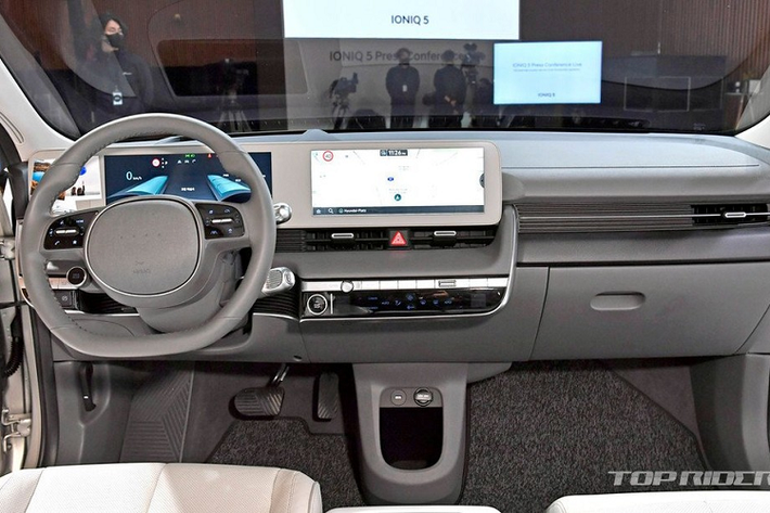 Vào hôm qua, ngày 26/2/2021, hãng Hyundai công bố ngay trong ngày đầu tiên Ioniq 5 ra mắt, đã có tổng cộng 23.760 khách hàng Hàn Quốc đặt bút ký hợp đồng đặt cọc mẫu xe này. Đây là một kỷ lục mới về số lượng khách đặt cọc trong ngày đầu tiên của hãng Hyundai tại thị trường Hàn Quốc.