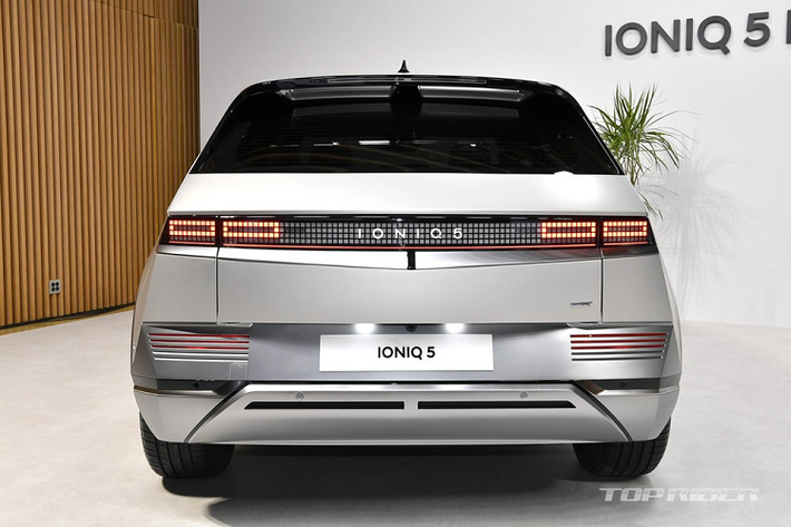 Ngoài ra, Hyundai còn có phiên bản 1 mô-tơ điện, 2 mô-tơ điện, dẫn động cầu sau hoặc dẫn động 4 bánh toàn thời gian cho người dùng lựa chọn.