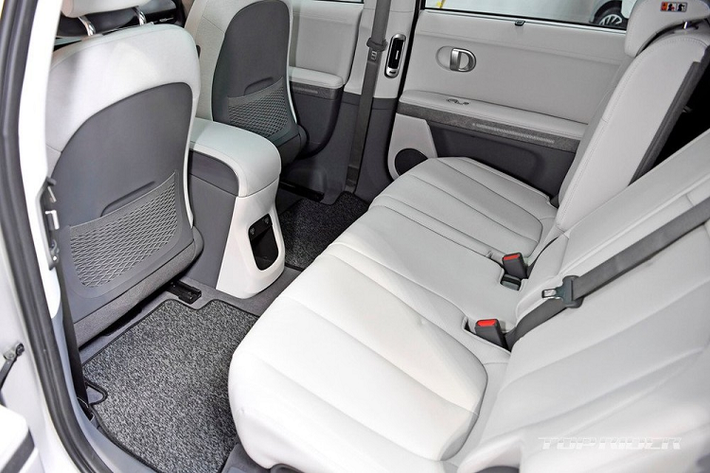 Bên trên đầu người ngồi trong xe là nóc bằng kính một mảnh, được tích hợp cả pin năng lượng mặt trời để sạc pin cho Hyundai Ioniq 5. Khi mua mẫu xe này, khách hàng có thể chọn cụm pin 58 kWh hoặc 72,6 kWh. 