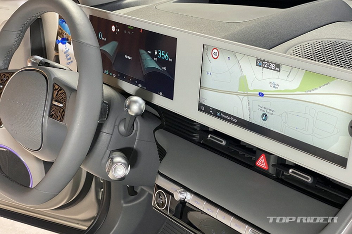 "Lý do mẫu xe điện Hyundai Ioniq 5 được đón nhận nhiệt tình đến thế trong một ngày là do đã đáp ứng được nhu cầu và kỳ vọng của khách hàng về mẫu xe chạy điện hoàn toàn đầu tiên của hãng Hyundai. Mẫu xe này hứa hẹn mang đến trải nghiệm hoàn toàn mới với thiết kế sáng tạo và công nghệ vượt trội", đại diện hãng Hyundai phát biểu.