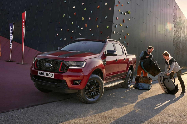 Ford Ranger Wolftrak hiện đại và thoải mái không kém các mẫu xe khác từ nhà sản xuất ôtô Mỹ. Cả Ford Ranger Stormtrak và Wolftrak sẽ có mặt tại các đại lý của Ford trên khắp châu Âu bắt đầu từ tháng 10 năm nay.