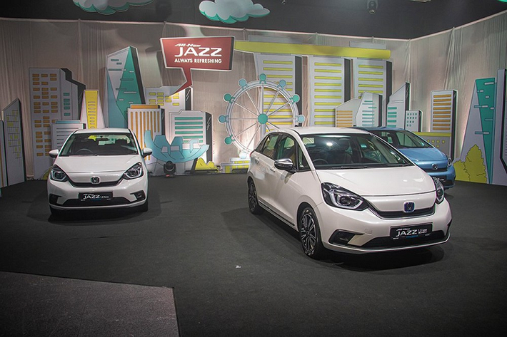 Honda Jazz 2021 mới tại Singapore với 2 phiên bản 1.5 Base, 1.5 Home được trang bị động cơ xăng i-VTEC 4 xi-lanh, DOHC, dung tích 1.5L, sản sinh công suất tối đa 119 mã lực cùng mô-men xoắn cực đại 145 Nm. Riêng bản 1.5 Luxe e: HEV lại dùng hệ truyền động hybrid i-MMD với 2 mô-tơ điện, kết nối cùng máy xăng i-VTEC 4 xi-lanh, DOHC, dung tích 1.5L và cụm pin lithium-ion. Hệ truyền động này tạo ra công suất tổng cộng 124 mã lực và mô-men xoắn cực đại 253 Nm.