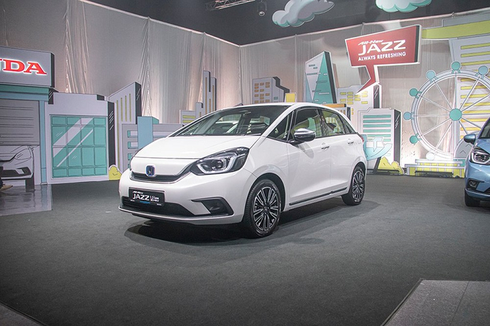 Tại thị trường Singapore, giá xe Honda Jazz 2021 sẽ dao động từ 95.999 - 100.999 SGD (khoảng 1,66 - 1,75 tỷ đồng). Sở dĩ xe đắt như vậy là vì thuế ô tô tại Singapore rất cao. Hiện Jazz đã hông còn xuất hiện trên danh mục sản phẩm của Honda Việt Nam nữa.