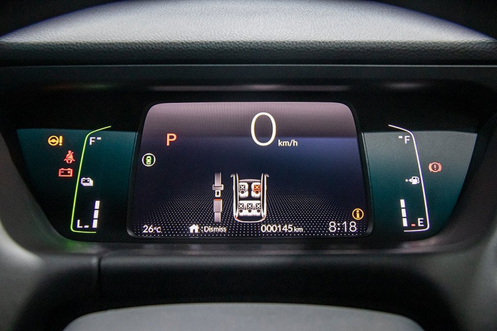 Tuy nhiên, xe được áp dụng phong cách thiết kế tròn trịa và mềm mại hơn. Trên đầu xe, Honda Jazz thế hệ mới được trang bị lưới tản nhiệt Solid Wing đơn giản hóa, hốc gió trung tâm hình thang, đèn pha LED cỡ lớn hơn với bi cầu được bao quanh bằng dải đèn LED định vị ban ngày và đèn sương mù hình tròn