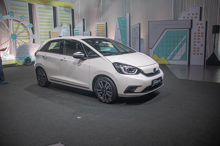 Ngoài ra, hệ thống này còn tự động phanh nếu Honda Jazz 2021 "tạt đầu" hoặc quay vào làn đường của một phương tiện đang đến gần. Cuối cùng là hệ thống kiểm soát hành trình thích ứng với tính năng giữ khoảng cách an toàn với phương tiện phía trước, hỗ trợ giữ làn đường hoạt động ở vận tốc từ 72 km/h trở lên và hệ thống giảm thiểu chệch làn đường.