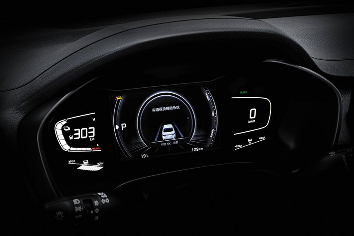 Nguồn cung cấp sức mạnh cho Kia K3 EV 2021 tại thị trường Trung Quốc là mô-tơ điện nằm trên cầu trước với công suất tối đa 181 mã lực và mô-men xoắn cực đại 310 Nm. Nhờ đó, xe có thể đạt vận tốc tối đa 165 km/h. Mô-tơ điện này kết hợp với cụm pin 48,6 kWh, cho phép xe chạy hết quãng đường 410 km sau khi được sạc đầy pin. Hiện hãng Kia vẫn chưa công bố thời gian sạc đầy pin của mẫu ô tô điện này.