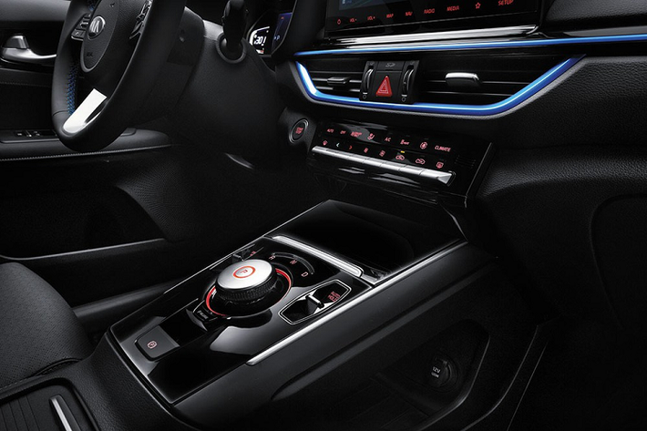 Tại thị trường Trung Quốc, Kia K3 EV 2021 có những trang bị tiêu chuẩn như vành la-zăng hợp kim 17 inch, hệ thống đèn LED bên ngoài... Nội thất bọc da, tính năng mở cửa và khởi động máy không cần chìa khóa, điều hòa tự động đi kèm lọc không khí