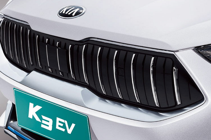 Bên ngoài, Kia K3 EV 2021 trông không khác biệt quá nhiều so với phiên bản chạy xăng. Thay đổi lớn nhất của Kia K3 EV 2021 so với phiên bản máy xăng nằm ở lưới tản nhiệt trên đầu xe. Tại đây, Kia K3 EV mới được trang bị lưới tản nhiệt giả, đóng kín hoàn toàn và đi kèm những nan mạ crôm trang trí nằm dọc.