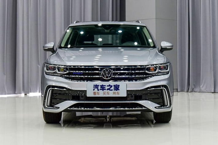 Ghế sau có thể gập theo tỷ lệ 4:2:4 để tăng thể tích khoang hành lý. Hiện hãng ôtô Đức vẫn chưa công bố giá xe Volkswagen Tiguan L 2021 tại thị trường Trung Quốc. 