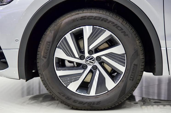 Bên trong, Volkswagen Tiguan L 2021 có một số thay đổi đáng chú ý như màn hình cảm ứng cỡ lớn của hệ thống thông tin giải trí nằm độc lập trên mặt táp-lô, mang đến cảm giác công nghệ cao cho mẫu SUV này. Thêm vào đó là cửa gió điều hòa mới, kéo dài theo mặt táp-lô. Ngay cả vô lăng của Volkswagen Tiguan L 2021 cũng được áp dụng phong cách thiết kế mới. 