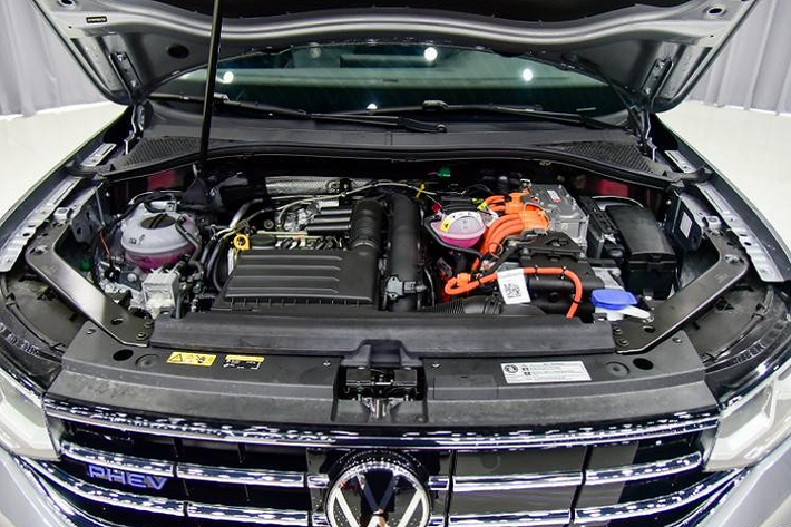 Điểm nhấn khác biệt lớn nhất giữa Volkswagen Tiguan L 2021 ở Trung Quốc và Tiguan Allspace dành cho thị trường nước ngoài chính là động cơ. Cụ thể, mẫu SUV cỡ trung này ở thị trường tỷ dân được trang bị hệ dẫn động plug-in hybrid tiết kiệm xăng hơn. 