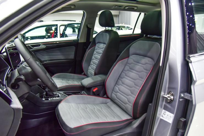 Đằng sau vô lăng vẫn là bảng đồng hồ kỹ thuật số với màn hình LCD như phiên bản cũ. Bên dưới là màn hình cảm ứng, chỉnh hệ thống điều hòa... khay sạc điện thoại thông minh không dây, cổng USB và ổ điện 12 V. 