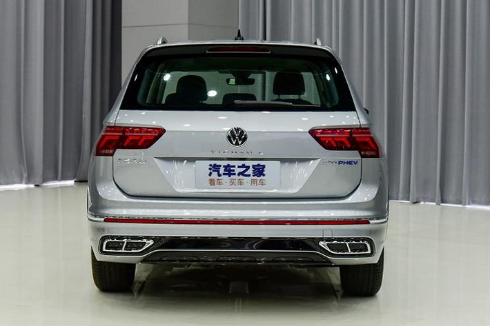 Ở phiên bản mới, Volkswagen Tiguan L sở hữu chiều dài 4.735 mm, chiều rộng 1.859 mm, chiều cao 1.677 mm và chiều dài cơ sở 2.791 mm. Như vậy, Volkswagen Tiguan L 2021 có kích thước lớn hơn Tiguan Allspace ở thị trường quốc tế. Ở châu Âu và Mỹ, Volkswagen Tiguan Allspace 2021 có chiều dài 4.701 mm, chiều rộng 1.839 mm, chiều cao 1.674 mm và chiều dài cơ sở 2.787 mm. 